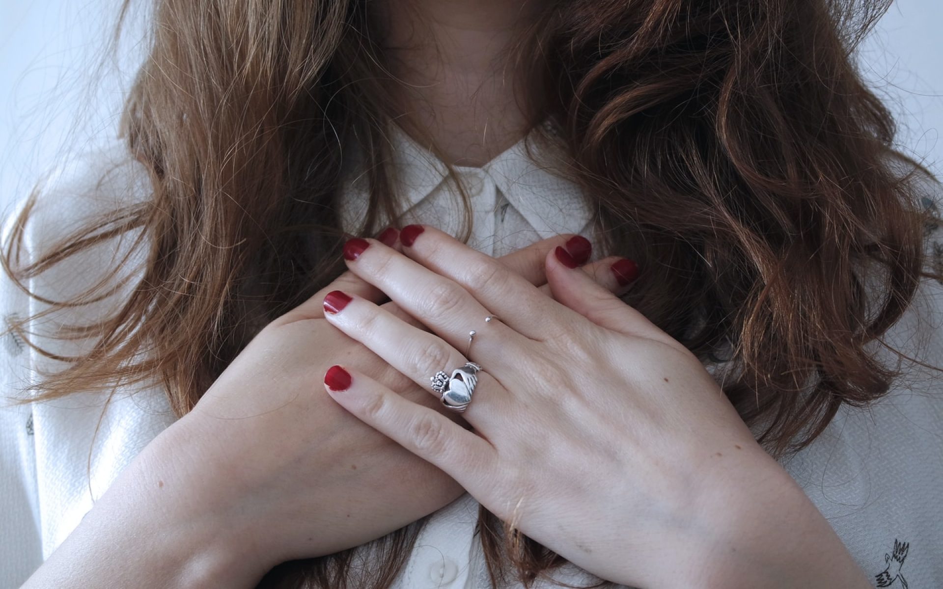 woman wearing silver-colored ring